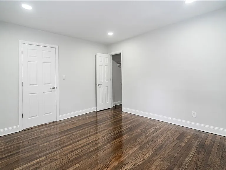 Hilltop Manor Apartments — Photo 24
