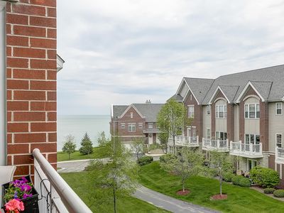 3872 S Lake Dr #226, Saint Francis, WI, 53235