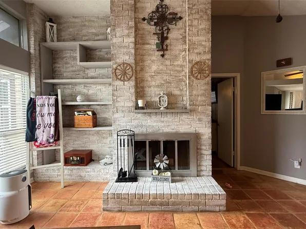 430 Enfield Dr, Highlands, TX 77562
