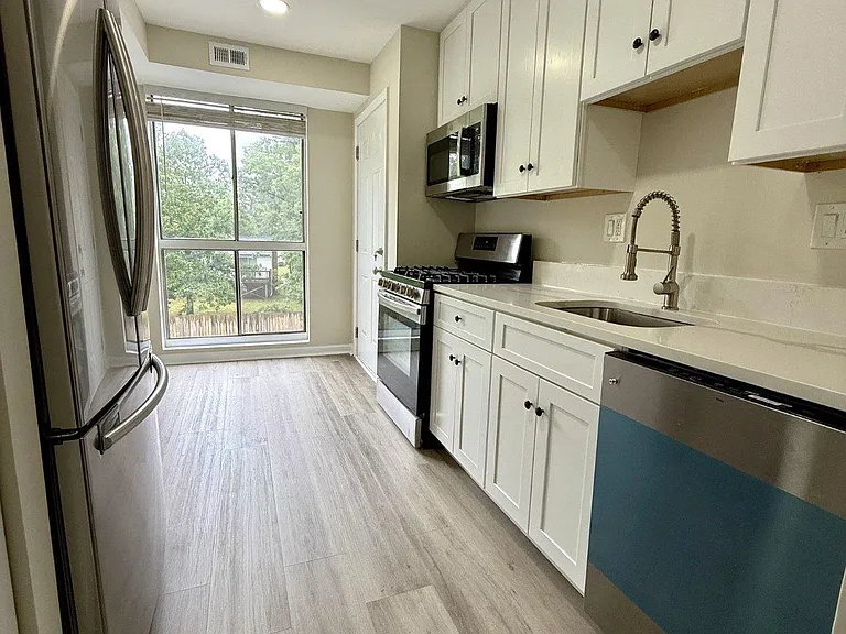 5608 Bloomfield Dr #201 — Photo 5