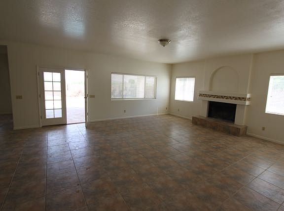 3rd image of 546 W Casa Grande Lakes Blvd N