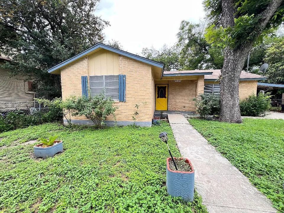 122 Angela St