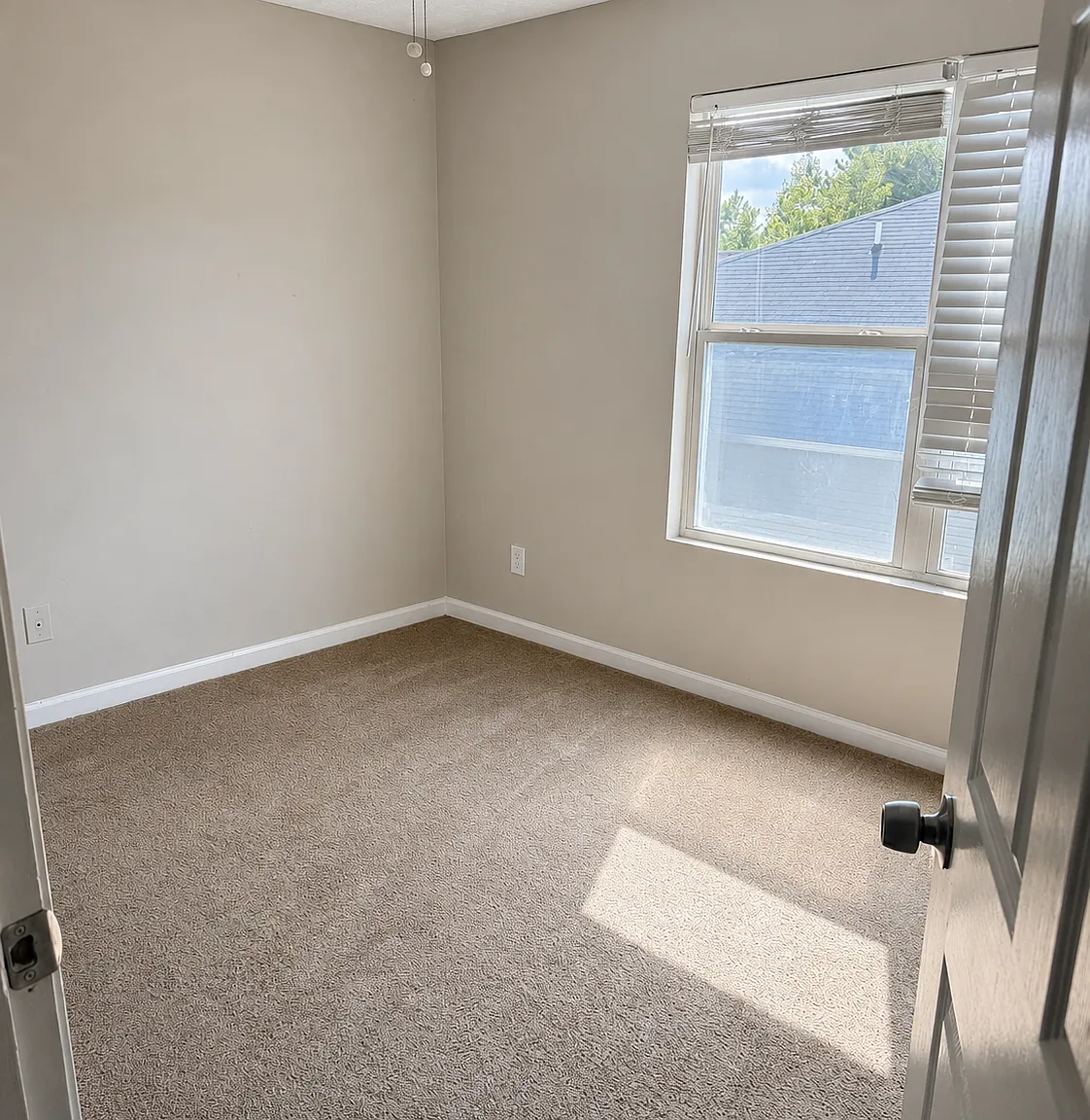 3 bed, 2.0 bath, 1292 sqft, $1,600 — Photo 2