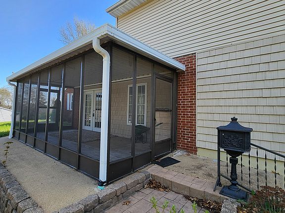 4th image of 1126 Hillside Dr
