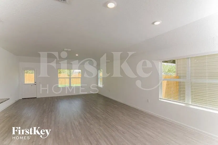 4 bed, 3.0 bath, 1910 sqft, $1,985 — Photo 3