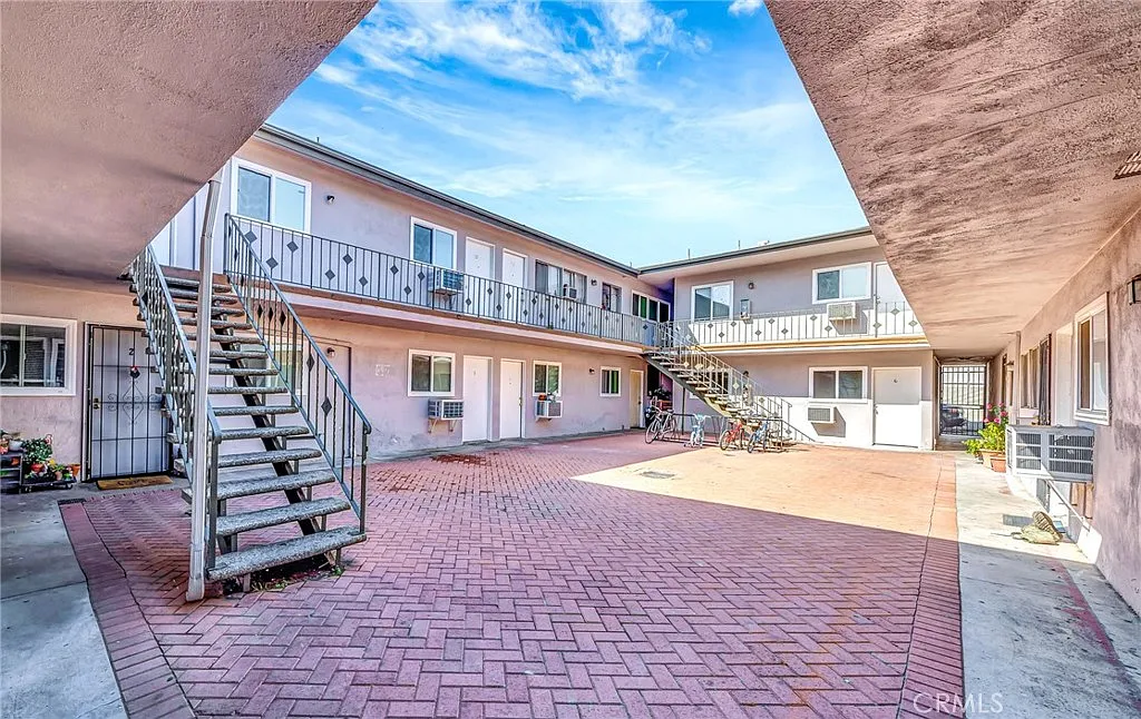 2 bed, 600 sqft, $2,300 — Photo 3