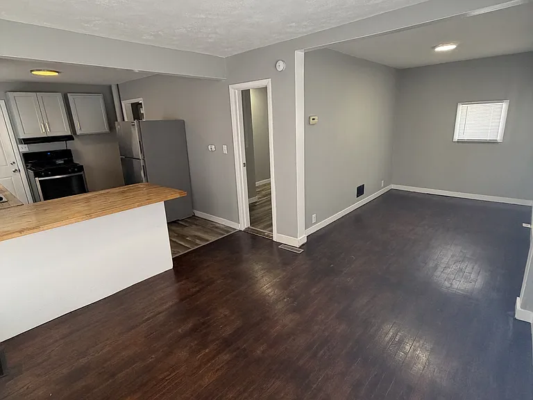 1435 E 4th St — Photo 5