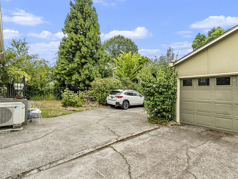 2567 NW Raleigh St — Photo 36