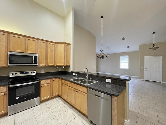 5th image of 2529 Albion Ave