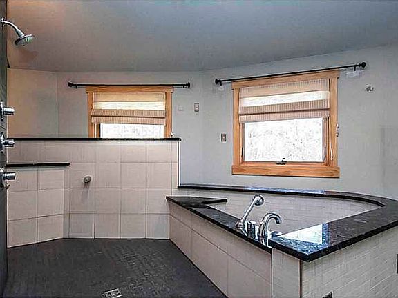 4th image of 237 Cherry Valley Rd