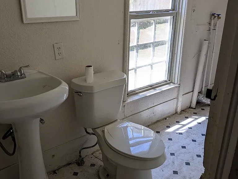 215 Avondale Ave — Photo 16
