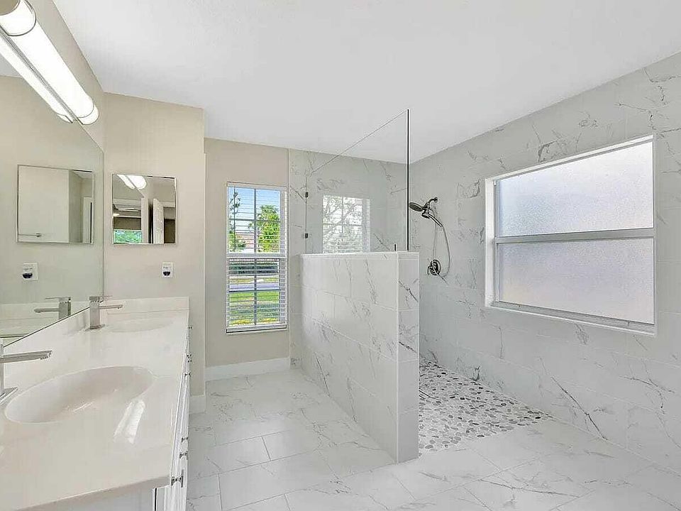 2nd image of 1381 SW BOUGAINVILLEA Avenue #1