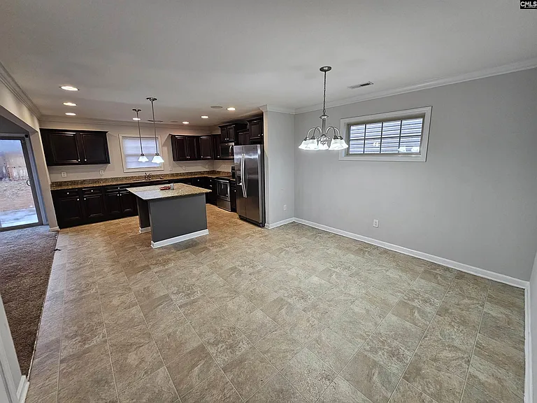 940 Yarrow Ln — Photo 4