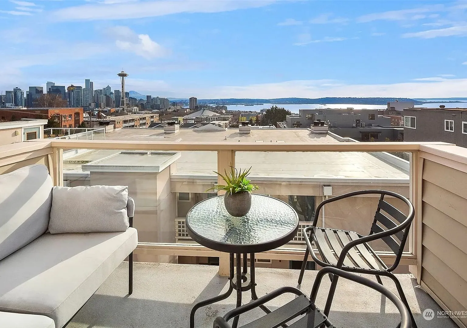 Top-Floor Corner Condo with Spectacular Views of the Space Needle & TWO Parking Spaces — Photo 2