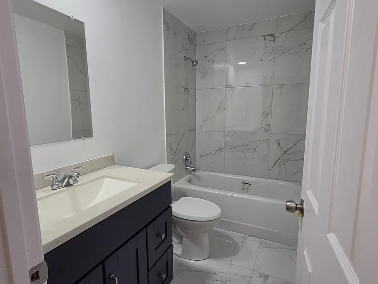 539 W 61st St #B — Photo 14