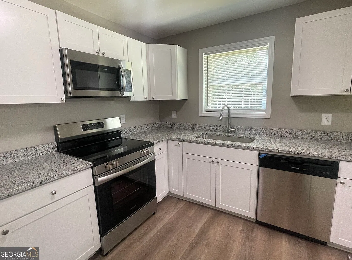 4 bed, 3.0 bath, 1736 sqft, $2,400 — Photo 4