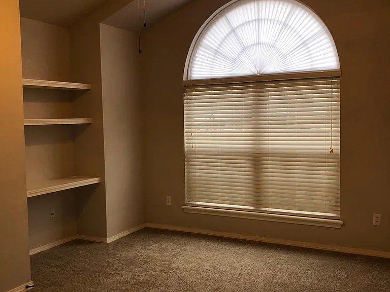 1301 Reavis Xing — Photo 10