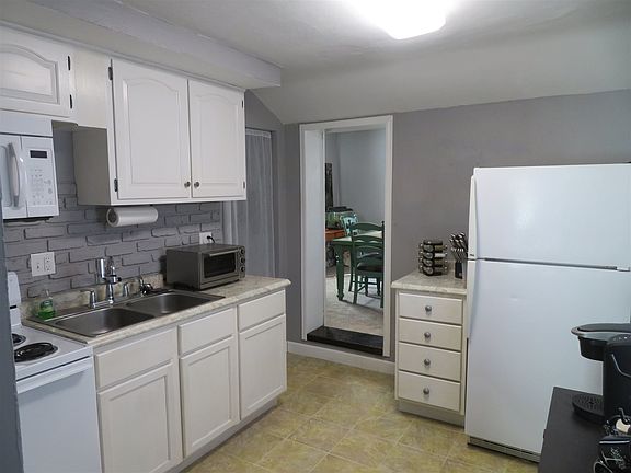 3rd image of 313 S Kenmore Dr
