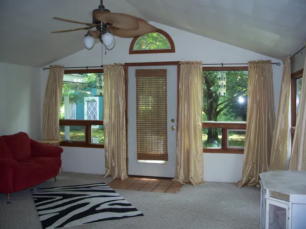 211 S Emerald Ln, Carbondale, IL 62901