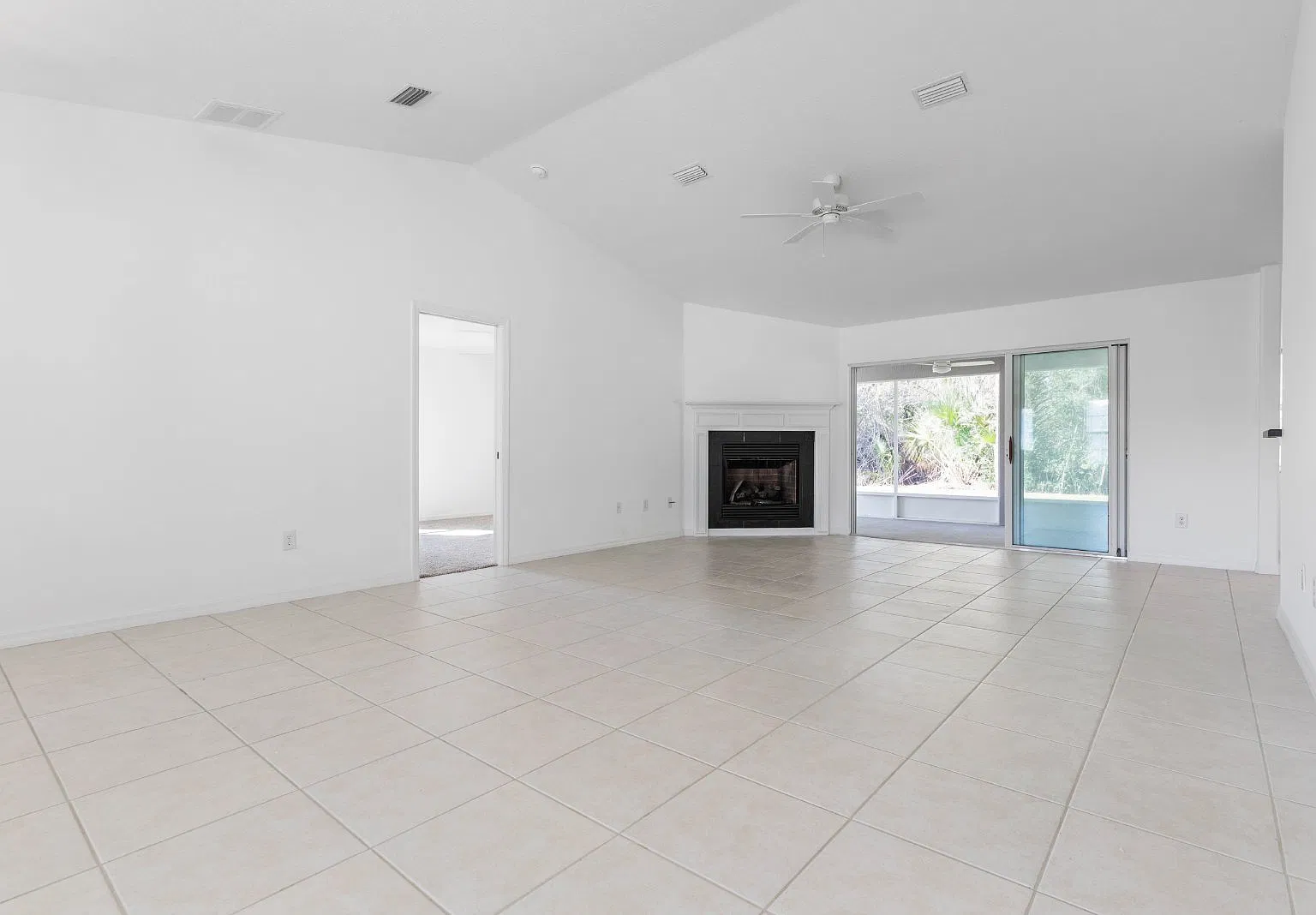 3 bed, 2.0 bath, 1666 sqft, $2,100 — Photo 3