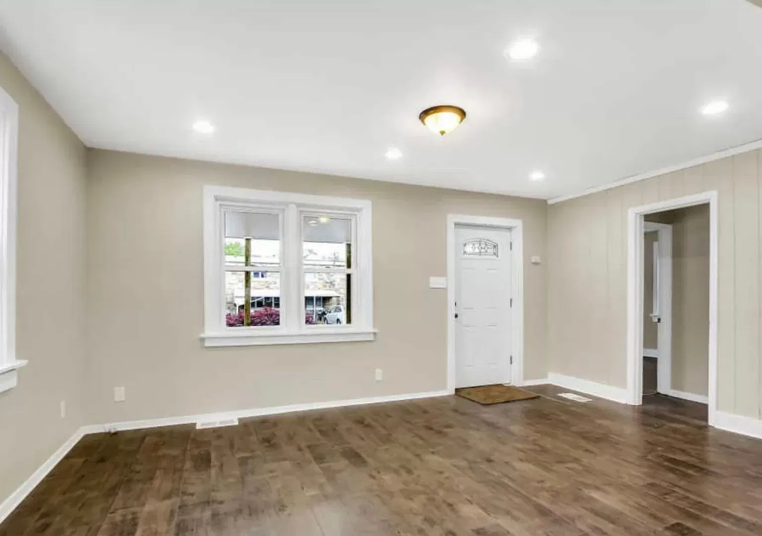 Beautiful 3 bedroom Cape Cod! — Photo 3