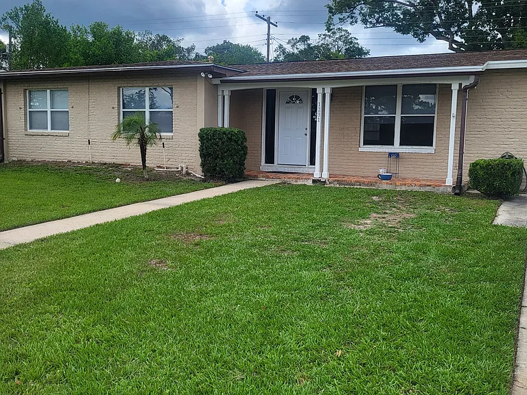1231 W Wellington Dr — Photo 2