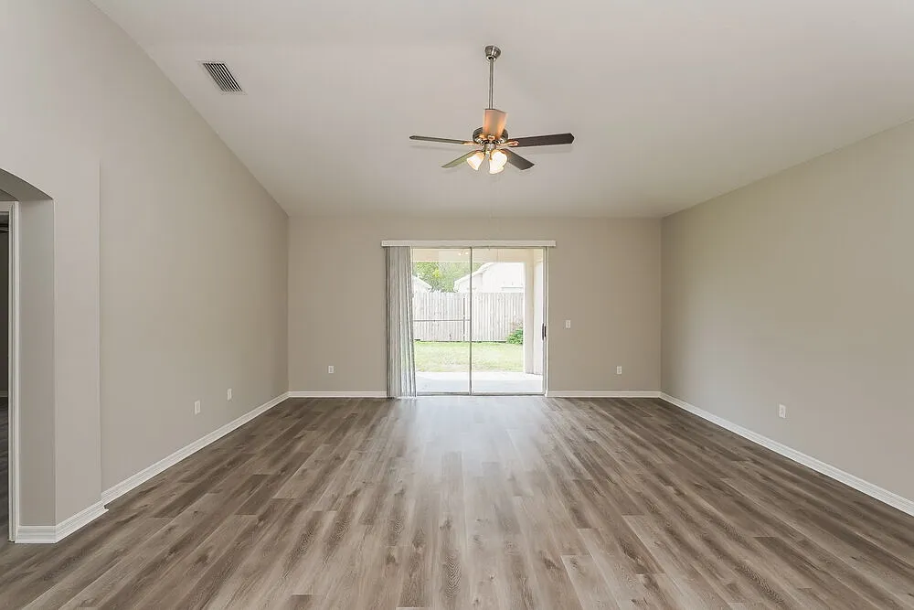 3 bed, 2.0 bath, 1810 sqft, $2,240 — Photo 3