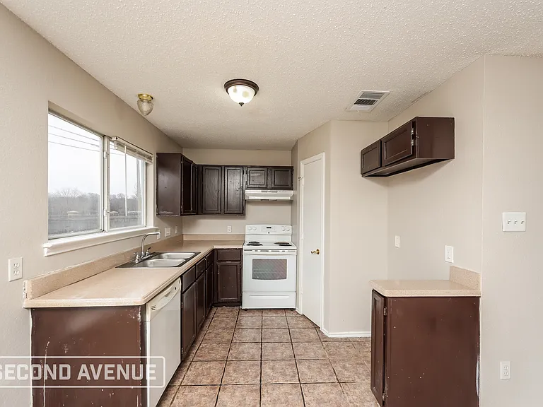 12931 Parker Ct — Photo 8
