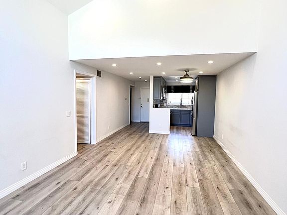 2nd image of 5500 Owensmouth Ave APT 304