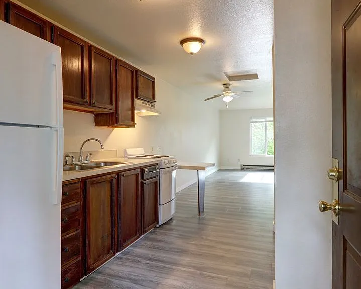 648 S 152nd St #6 — Photo 4