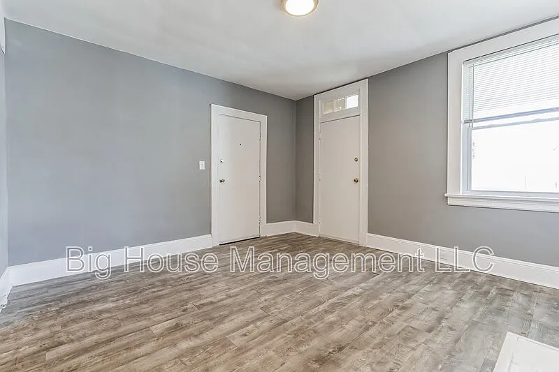 2 bed, 1.0 bath, $1,350 — Photo 3