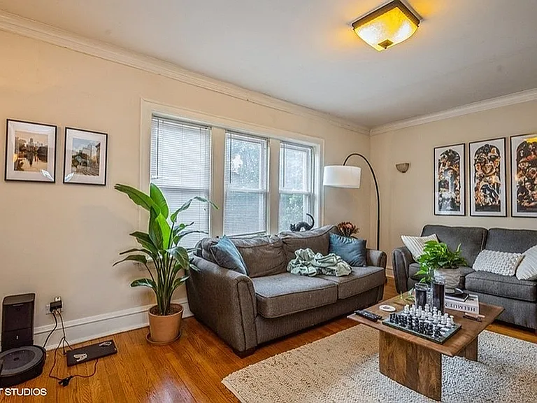 30039545_2_1412WRoscoe3_1_LivingRoom_LowRes