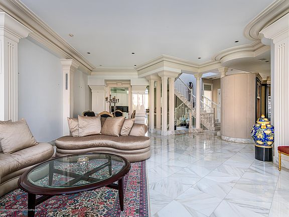4th image of 301 Everglade Ave #10