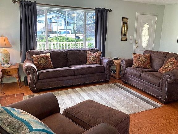 5th image of 525 Elm Ave