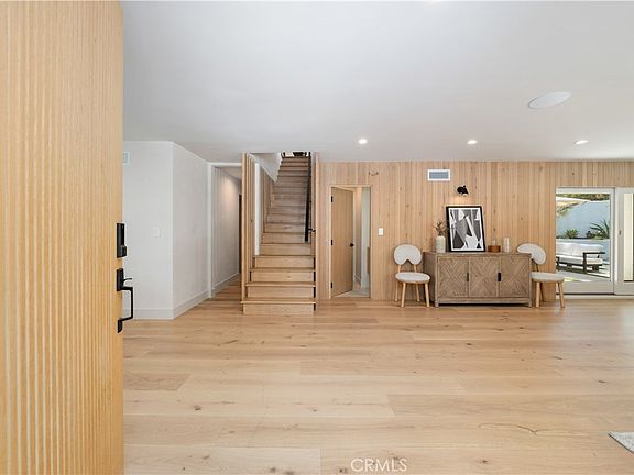 5th image of 3240 Longridge Ave