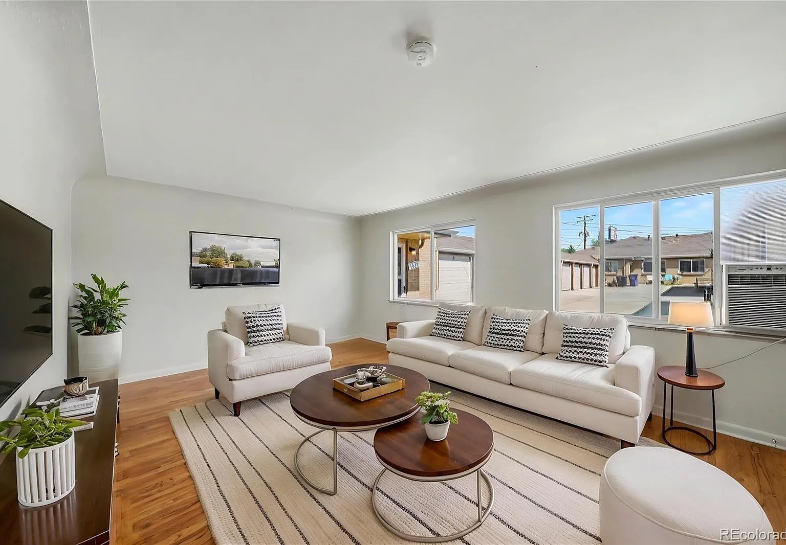 1 bed, 1.0 bath, 805 sqft, $1,545 — Photo 2