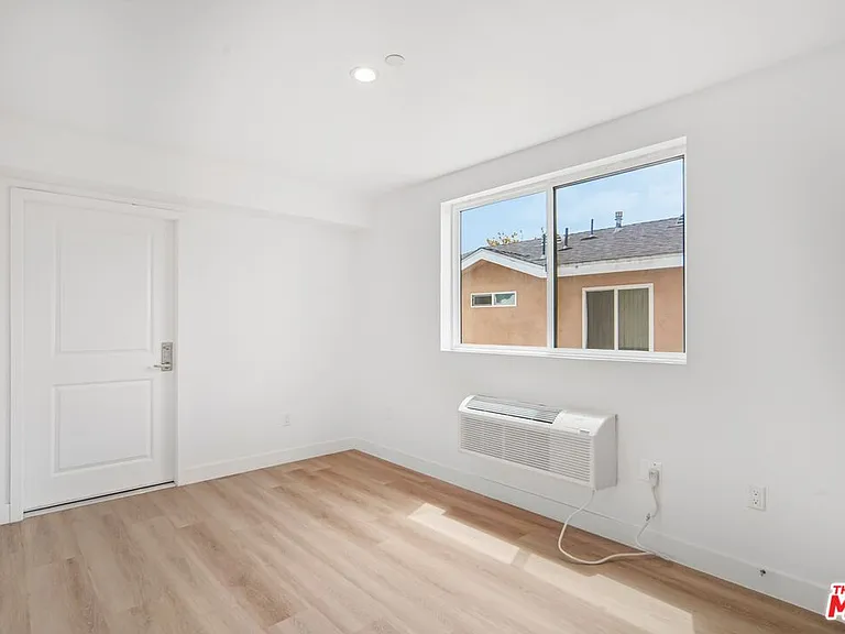 3221 W 71st St — Photo 15