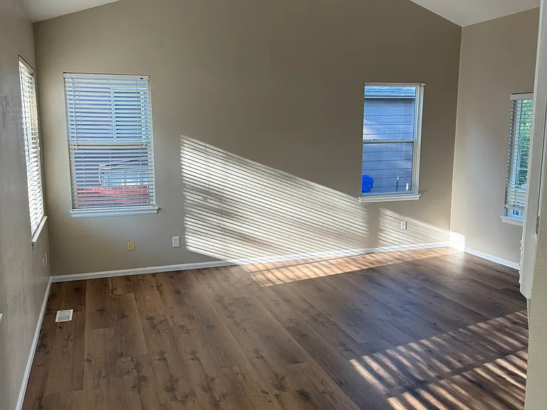 429 Simmons Ct — Photo 2