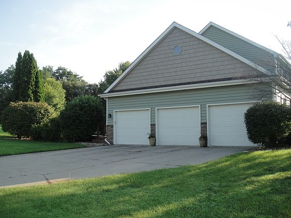 West-Facing 3-Car Garage