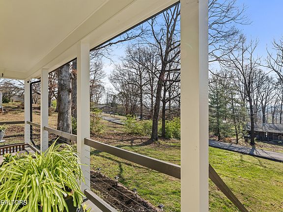 3rd image of 3102 Forest Heights Cir