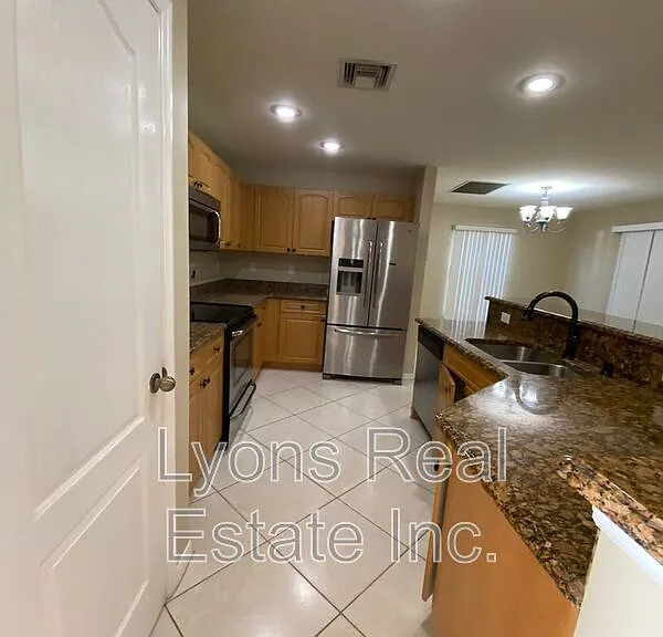 1104 NW 11th Pl — Photo 10