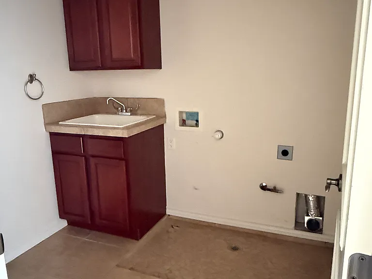 Laundry room with deep utility sink