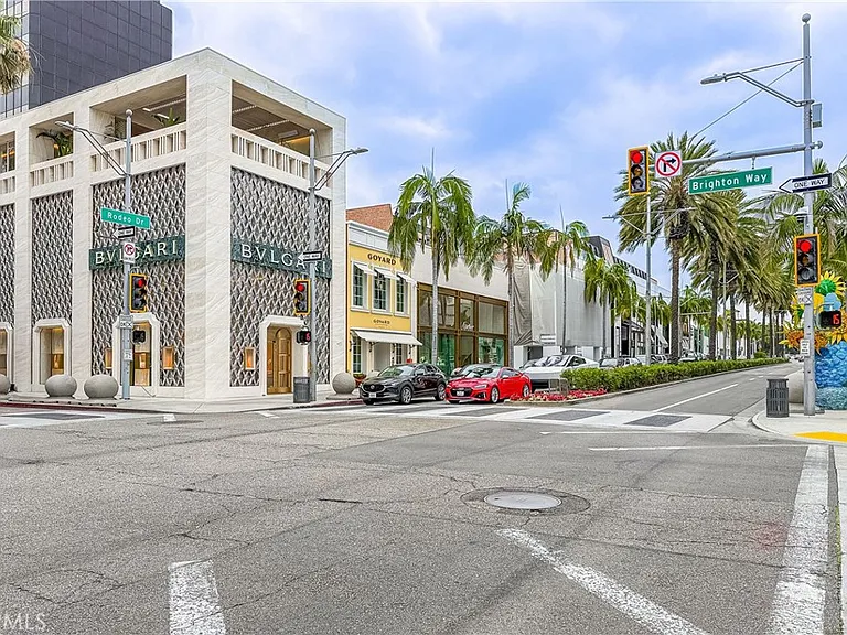 135 S Canon Dr — Photo 16