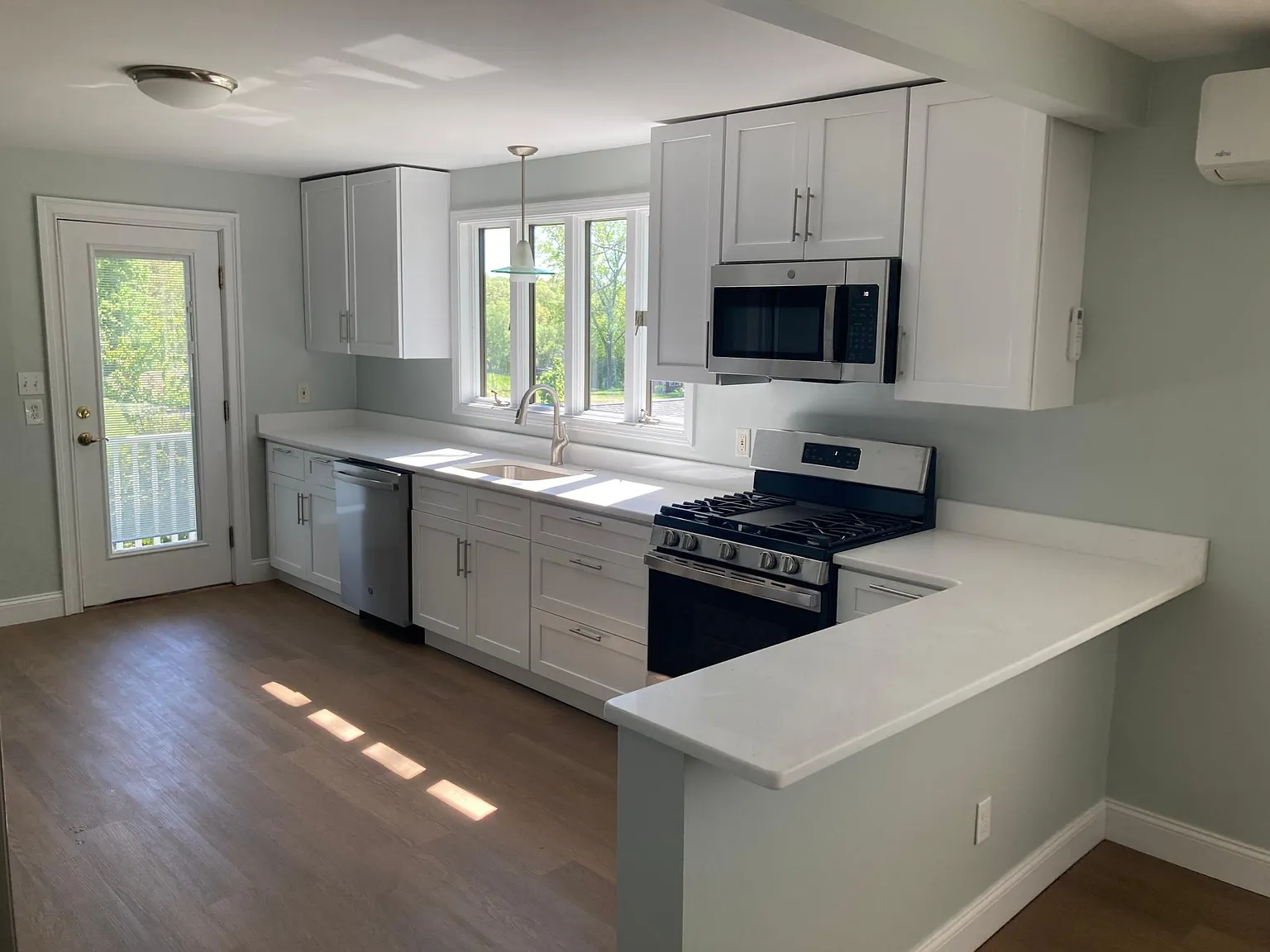 4 bed, 1704 sqft, $3,175 — Photo 2