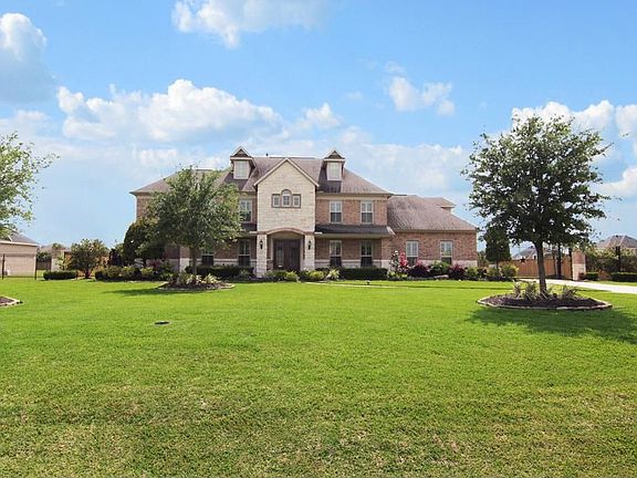 Welcome to 1813 Portglen Drive in beautiful Whispering Lakes Ranch!