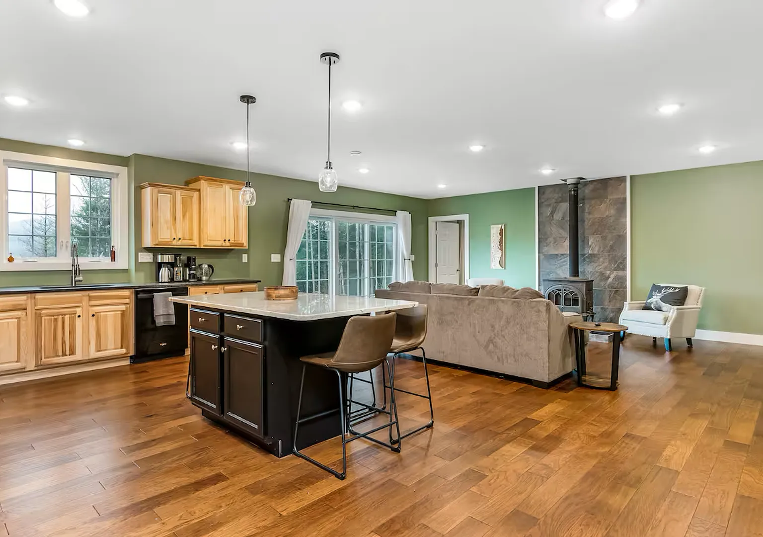 4 Bedroom in Waterbury, VT Available NOW (Furnished + Utilities included) — Photo 1