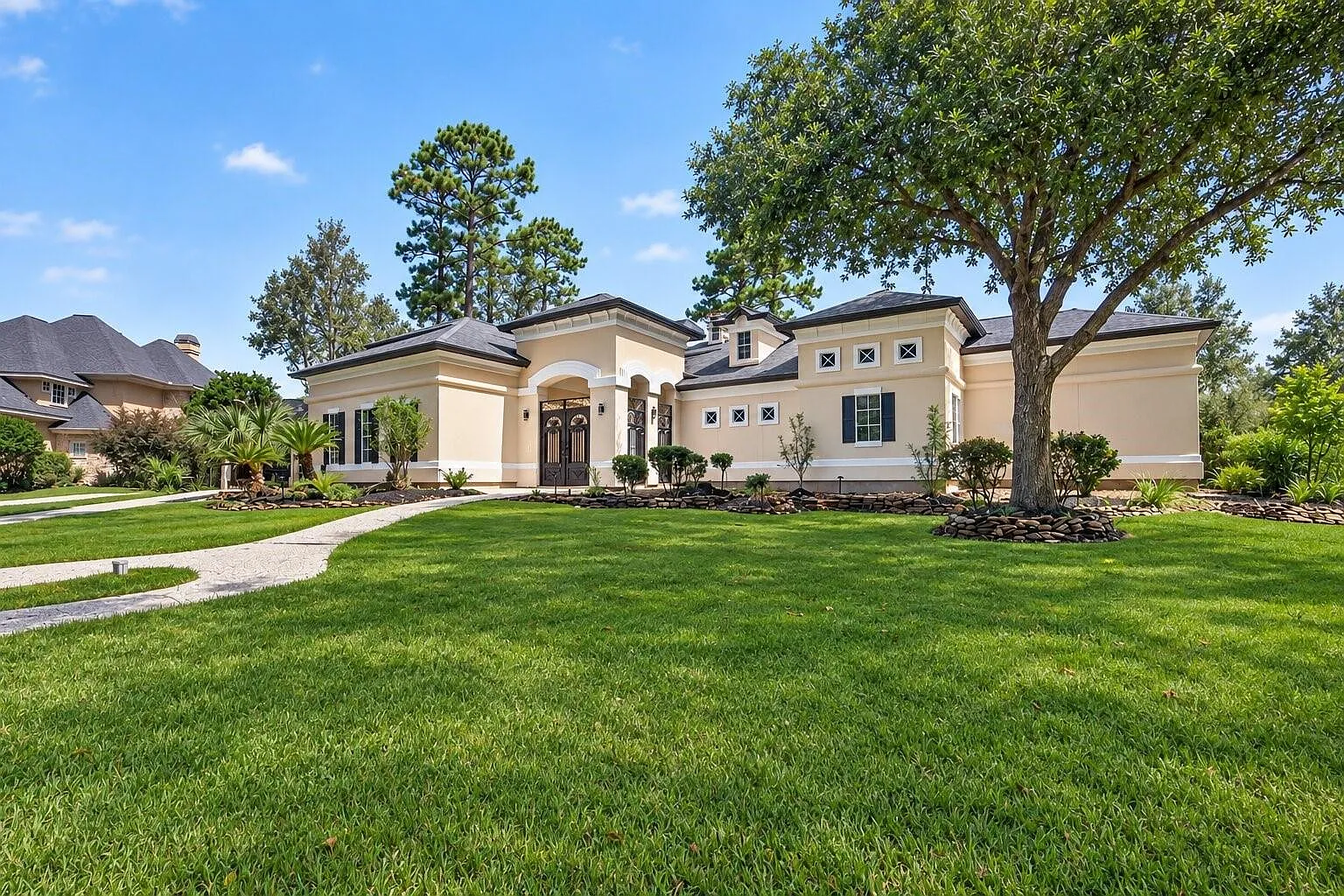 5 bed, 4.5 bath, 5126 sqft, $10,000 — Photo 1