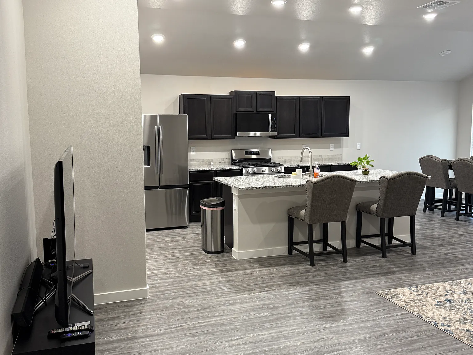 3 bed, 1600 sqft, $1,700 — Photo 4