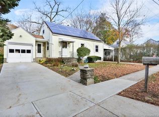 305 Lynne Pl, Bridgeport, CT 06610