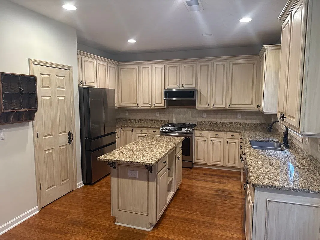 4 bed, 2.5 bath, 2600 sqft, $2,550 — Photo 3